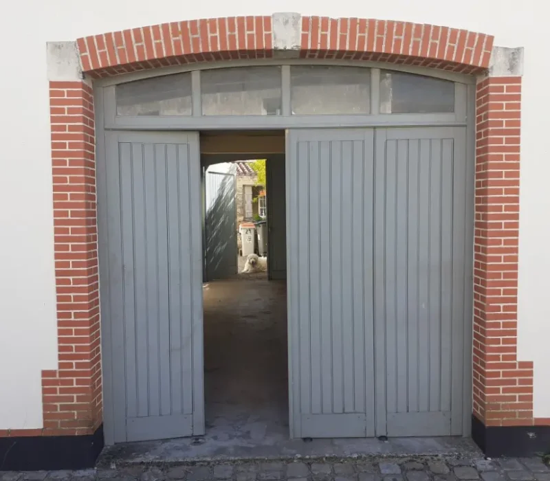 realisation-porte-garage-atelier-du-bois-la-gueriniere (3) Réalisation de portail de garage par Atelier du bois Menuiserie Charpente, menuisier à La Guérinière